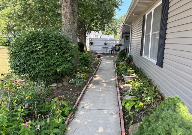 Photo 3 of Condo for sale at 8140 Independence Dr, Mentor, OH 44060 | MLS# 5233006 | Listing updated on 2026-09-15