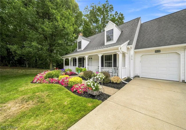 Listing Photo 3 - Condo for sale in building located at 7515 Andrea Dr, Concord Township, OH 44060