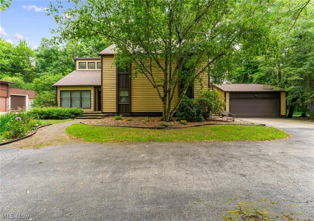 Photo 2 of Single family home for sale at 5573 Logan Arms Dr, Girard, OH 44420 | MLS# 5234208 | Listing updated on 2026-09-17