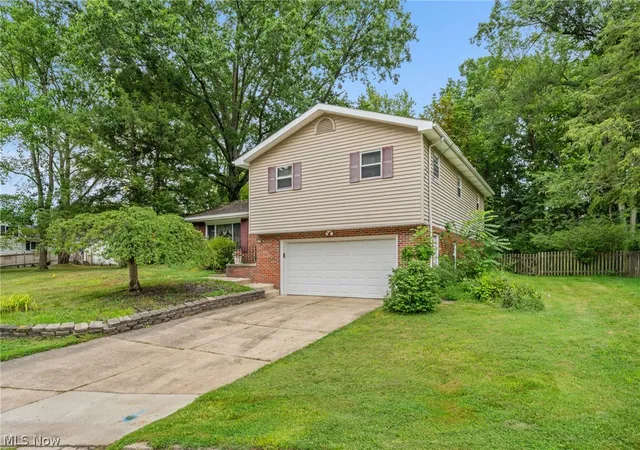 Photo 2 of Single family home for sale at 1590 Newcastle Cir, Akron, OH 44313 | MLS# 5234724 | Listing updated on 2026-08-07