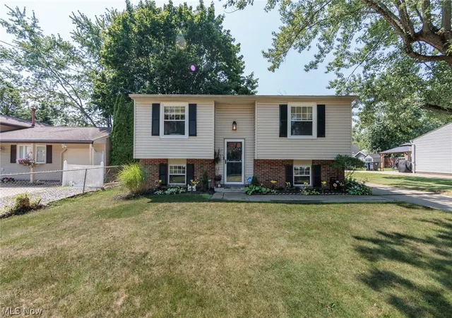 Photo 2 of Sale Pending at 1404 Kendale Dr, Akron, OH 44314 | MLS# 5234429 | Listing updated on 2026-08-10