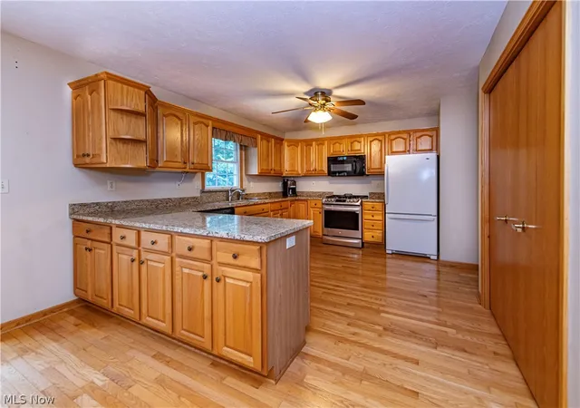 Listing Photo 3 - Condo for sale in building located at 952 Rosemarie Cir, Wadsworth, OH 44281