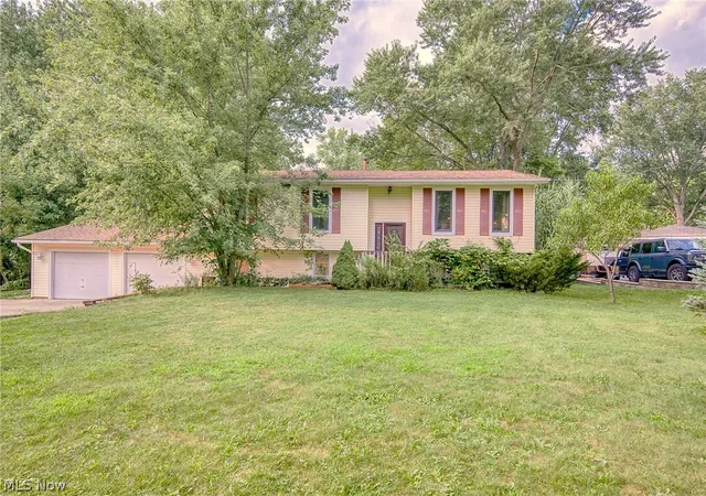 Photo 3 of Sale Pending at 321 Perry Rd, Tallmadge, OH 44278 | MLS# 5234894 | Listing updated on 2026-08-31