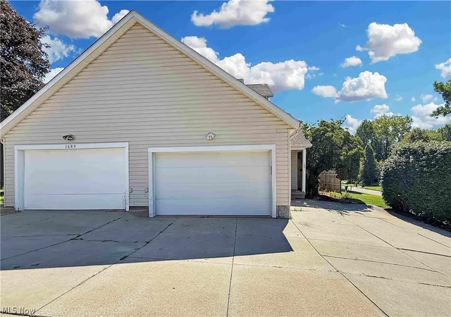 Listing Photo 3 - Condo for sale in building located at 1691 Olympus Dr, Kent, OH 44240