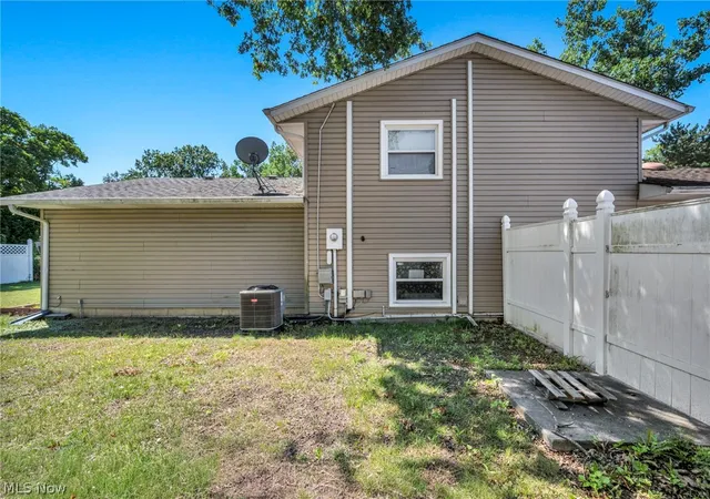 Photo 4 of Single family home for sale at 4425 Queen Anne Ave, Lorain, OH 44052 | MLS# 5233295 | Listing updated on 2026-08-28