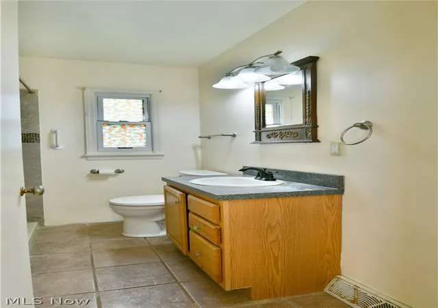 Photo 3 of Sale Pending at 1384 Meadowbrook Ave SE, Warren, OH 44484 | MLS# 5234917 | Listing updated on 2026-09-01