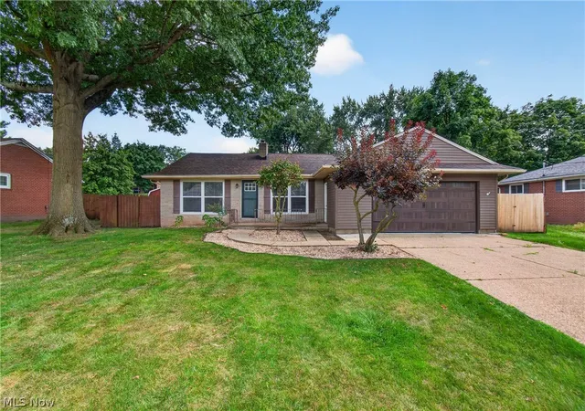 Photo 2 of Sale Pending at 3321 Meadowwood St Nw, Massillon, OH 44646 | MLS# 5235022 | Listing updated on 2026-09-25