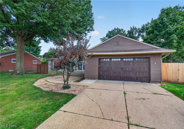 Photo 3 of Sale Pending at 3321 Meadowwood St Nw, Massillon, OH 44646 | MLS# 5235022 | Listing updated on 2026-09-25