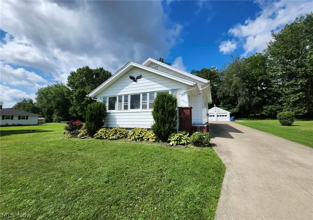 Photo 2 of Sale Pending at 3752 Highlawn Ave Se, Warren, OH 44484 | MLS# 5235167 | Listing updated on 2026-08-31