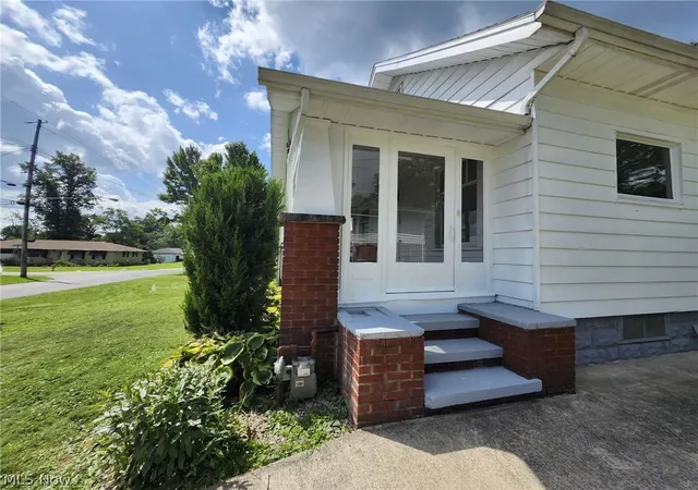 Photo 3 of Sale Pending at 3752 Highlawn Ave Se, Warren, OH 44484 | MLS# 5235167 | Listing updated on 2026-08-31