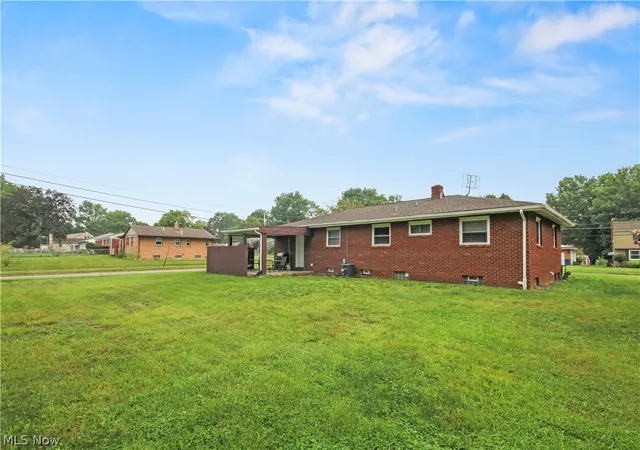 Photo 3 of Single family home for sale at 945 Larkridge Ave, Youngstown, OH 44512 | MLS# 5233966 | Listing updated on 2026-10-05