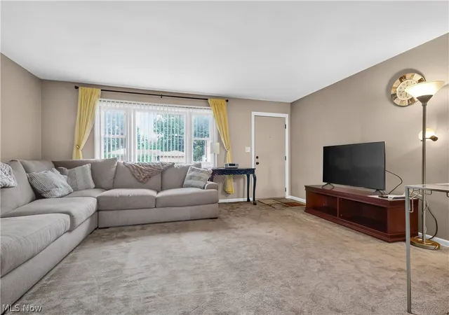 Photo 4 of Single family home for sale at 945 Larkridge Ave, Youngstown, OH 44512 | MLS# 5233966 | Listing updated on 2026-10-30
