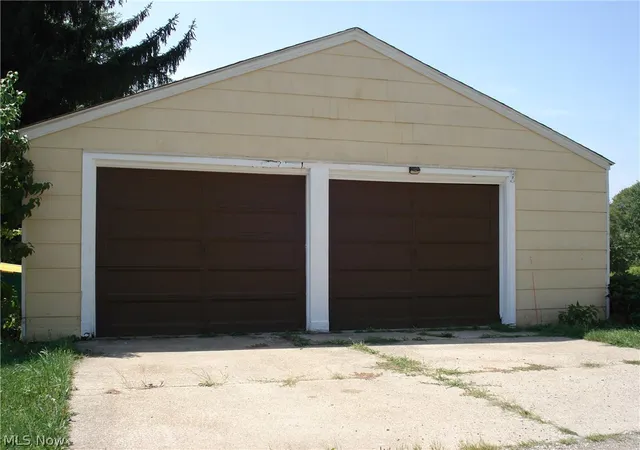 Photo 3 of Single family home for sale at 852 S Broadway, Geneva, OH 44041 | MLS# 5235277 | Listing updated on 2026-10-05