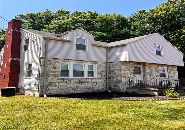 Photo 2 of Single family home for sale at 1921 Maple Ave, Zanesville, OH 43701 | MLS# 5235265 | Listing updated on 2026-08-10