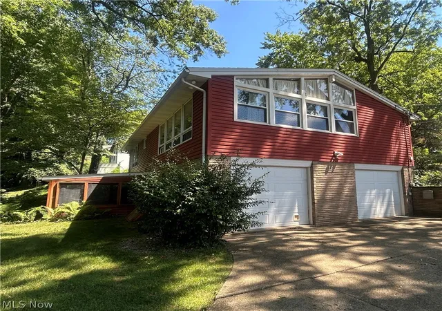 Photo 3 of Single family home for sale at 2305 Helena Ave NW, Massillon, OH 44646 | MLS# 5235153 | Listing updated on 2026-09-25