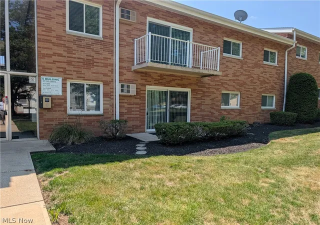 Listing Photo 3 - Condo for sale in building located at 481 Tollis Pkwy, Broadview Heights, OH 44147 - Unit #170E