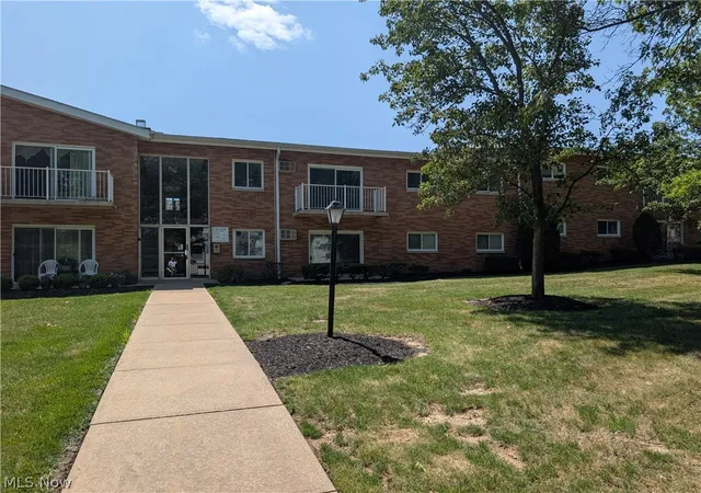 Listing Photo 4 - Condo for sale in building located at 481 Tollis Pkwy, Broadview Heights, OH 44147 - Unit #170E