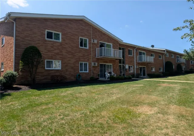 Listing Photo 5 - Condo for sale in building located at 481 Tollis Pkwy, Broadview Heights, OH 44147 - Unit #170E