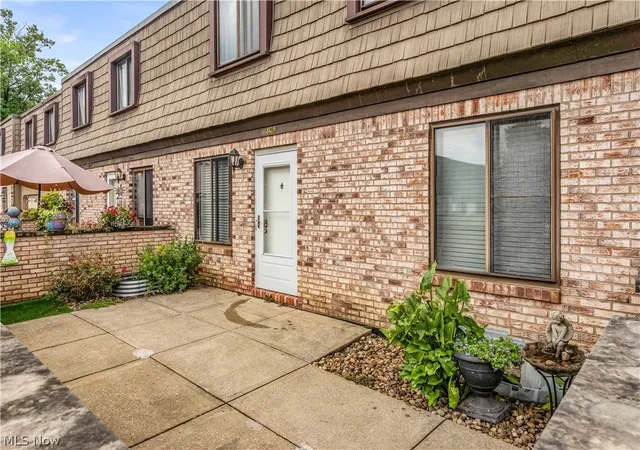 Listing Photo 2 - Condo for sale in building located at 805 Tollis Pkwy, Broadview Heights, OH 44147 - Unit #