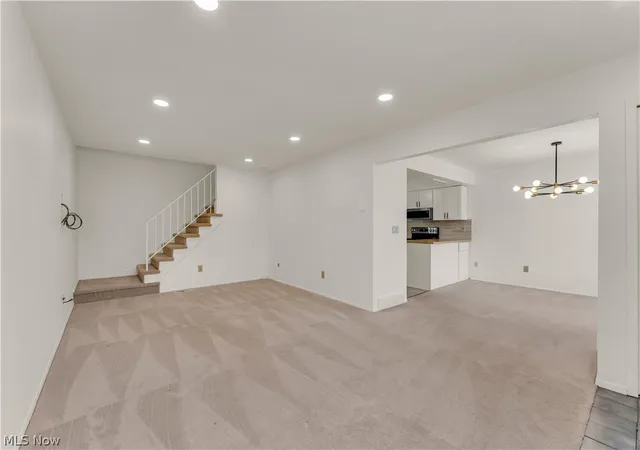 Listing Photo 4 - Condo for sale in building located at 805 Tollis Pkwy, Broadview Heights, OH 44147