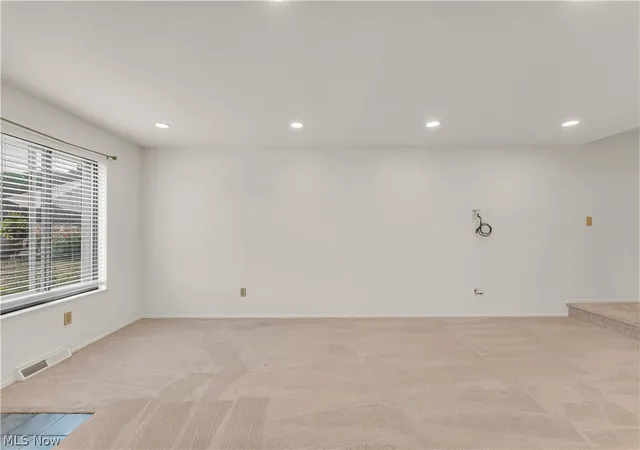 Listing Photo 5 - Condo for sale in building located at 805 Tollis Pkwy, Broadview Heights, OH 44147