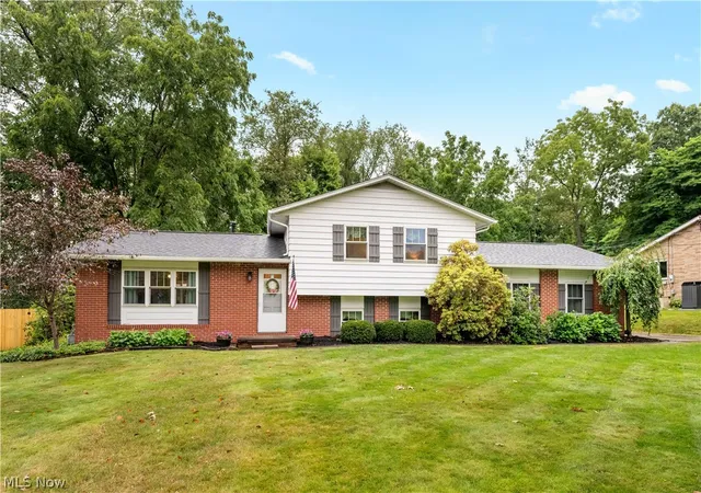 Photo 2 of Sale Pending at 1341 Applegrove St Ne, Canton, OH 44721 | MLS# 5234728 | Listing updated on 2026-08-20