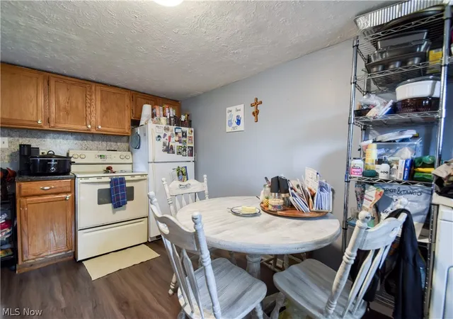Photo 3 of Sale Pending at 902 Quentin Rd, Eastlake, OH 44095 | MLS# 5235637 | Listing updated on 2026-08-24
