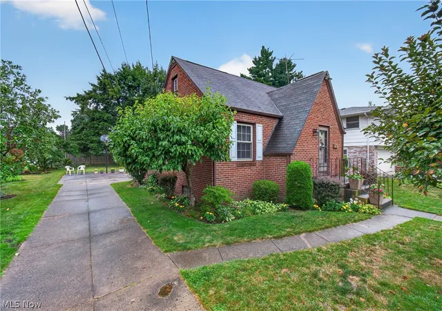 Photo 2 of Sale Pending at 2014 32nd Street Nw, Canton, OH 44709 | MLS# 5235775 | Listing updated on 2026-08-18