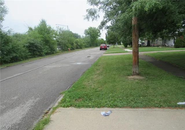 Photo 2 of Single family home for sale at 127 Belmont Ave, Elyria, OH 44035 | MLS# 5235901 | Listing updated on 2026-08-12