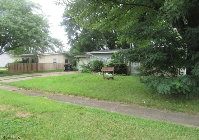 Photo 3 of Single family home for sale at 127 Belmont Ave, Elyria, OH 44035 | MLS# 5235901 | Listing updated on 2026-08-12