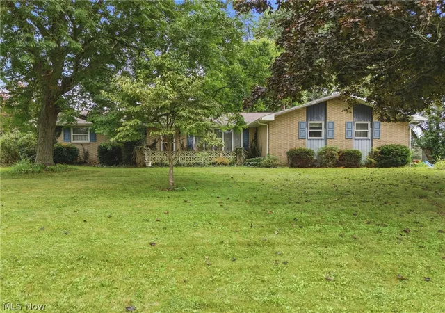 Photo 2 of Sale Pending at 5266 Glenhaven Ave, Louisville, OH 44641 | MLS# 5233461 | Listing updated on 2026-09-30