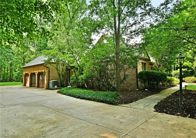 Photo 3 of Single family home for sale at 9540 Falcon Trak Ne, Warren, OH 44484 | MLS# 5235371 | Listing updated on 2026-08-12