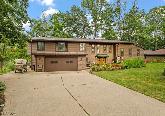 Photo 2 of Single family home for sale at 910 Pike Dr, Mansfield, OH 44903 | MLS# 5234770 | Listing updated on 2026-09-01