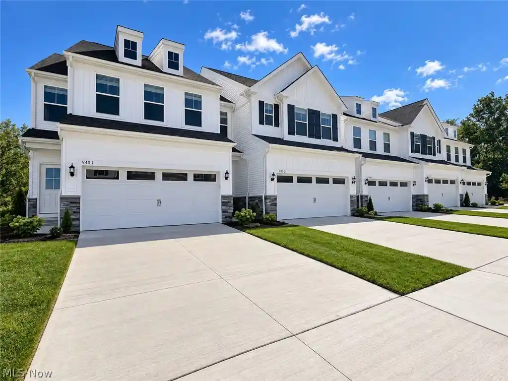 Townhouse for sale at 940-1 Memory Ln, Aurora, OH 44202 | MLS# 5236177
