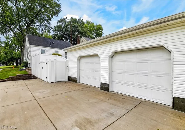 Photo 2 of Single family home for sale at 2196 Renwick Dr, Youngstown, OH 44514 | MLS# 5236206 | Listing updated on 2026-08-31