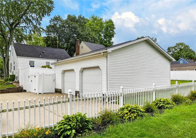 Photo 3 of Single family home for sale at 2196 Renwick Dr, Youngstown, OH 44514 | MLS# 5236206 | Listing updated on 2026-08-31