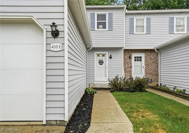 Photo 2 of Sale Pending at 435 Abbeyville Rd #E5, Medina, OH 44256 | MLS# 5229841 | Listing updated on 2026-08-17