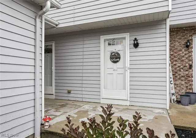 Photo 3 of Sale Pending at 435 Abbeyville Rd #E5, Medina, OH 44256 | MLS# 5229841 | Listing updated on 2026-08-17
