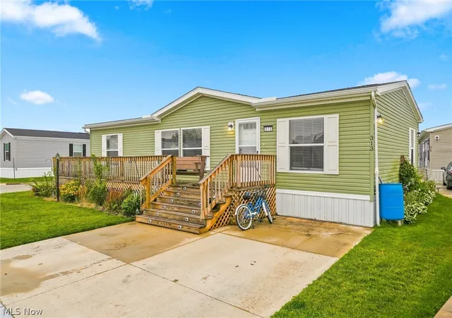 Photo 2 of Single family home for sale at 313 Eagle Cir, Elyria, OH 44035 | MLS# 5236229 | Listing updated on 2026-08-25