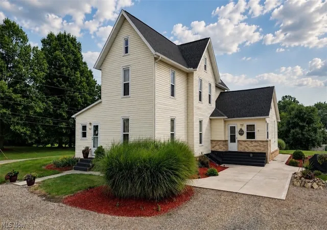 Photo 3 of Single family home for sale at 1031 Stonecreek Rd Sw, New Philadelphia, OH 44663 | MLS# 5235347 | Listing updated on 2026-08-24