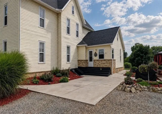 Photo 3 of Single family home for sale at 1031 Stonecreek Rd SW, New Philadelphia, OH 44663 | MLS# 5235347 | Listing updated on 2026-08-24