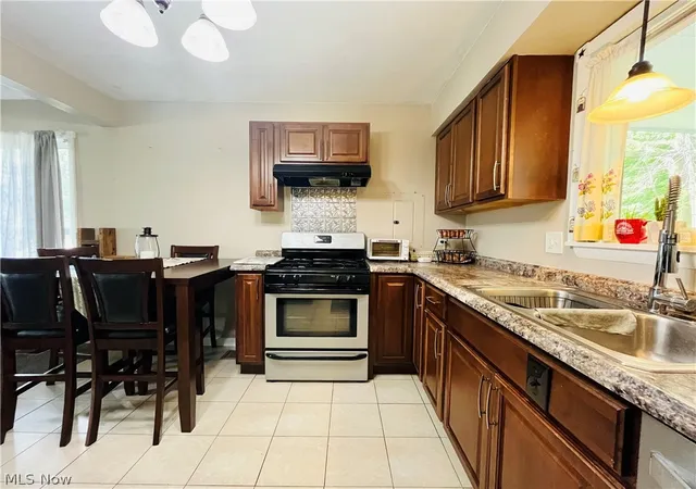 Photo 4 of Sale Pending at 1015 Union Ave, Ashtabula, OH 44004 | MLS# 5235808 | Listing updated on 2026-08-19