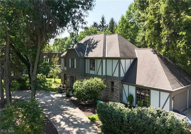 Photo 2 of Single family home for sale at 3554 Rolling Hills Dr, Cleveland, OH 44124 | MLS# 5235635 | Listing updated on 2026-08-14
