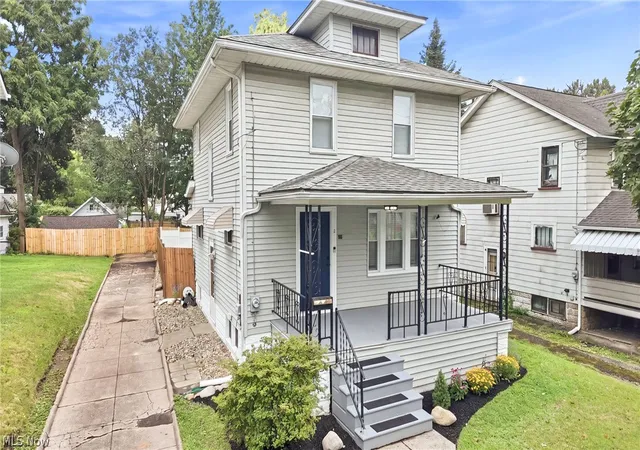 Photo 3 of Sale Pending at 572 E Archwood Ave, Akron, OH 44301 | MLS# 5235062 | Listing updated on 2026-08-18