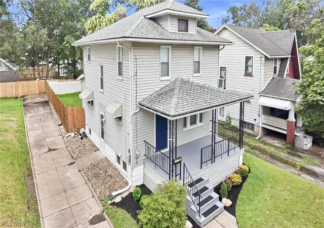 Photo 4 of Sale Pending at 572 E Archwood Ave, Akron, OH 44301 | MLS# 5235062 | Listing updated on 2026-08-18