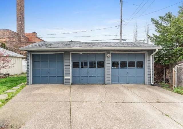 Listing Photo 2 - Condo for sale in building located at 6110 W Clinton Ave, Cleveland, OH 44102 - Unit #
