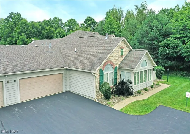 Photo 2 of Sale Pending at 1204 River Glen Dr Ne, Warren, OH 44484 | MLS# 5235974 | Listing updated on 2026-08-24