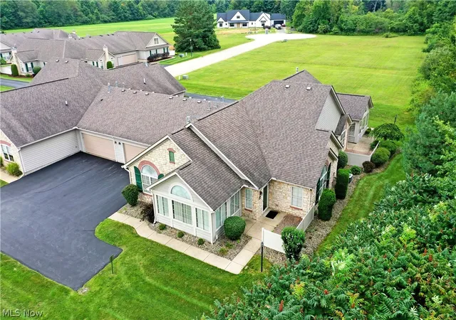 Listing Photo 2 - Condo for sale in building located at 1204 River Gln Dr NE, Warren, OH 44484 - Unit #