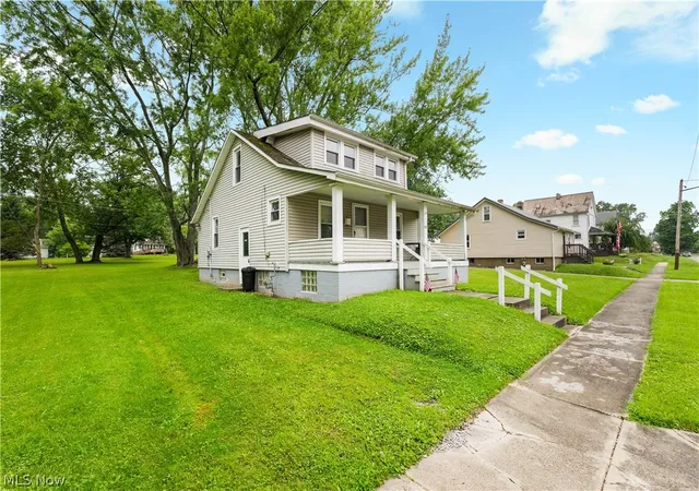 Photo 3 of Single family home for sale at 555 W New York Ave, Sebring, OH 44672 | MLS# 5236430 | Listing updated on 2026-08-31