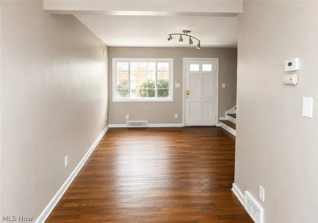 Listing Photo 4 - Condo for sale in building located at 451 Clearview Dr, Euclid, OH 44123